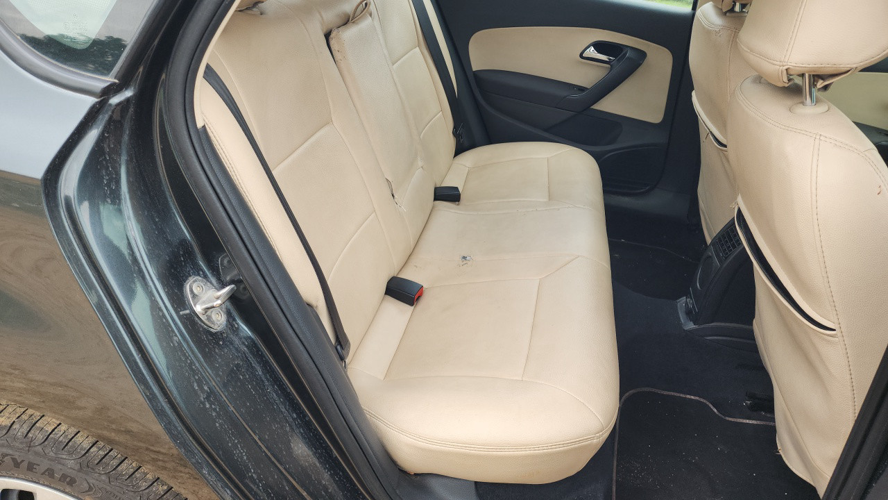 Rear Seats 